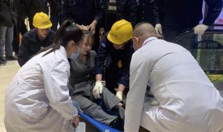 女子用脚按电梯按钮